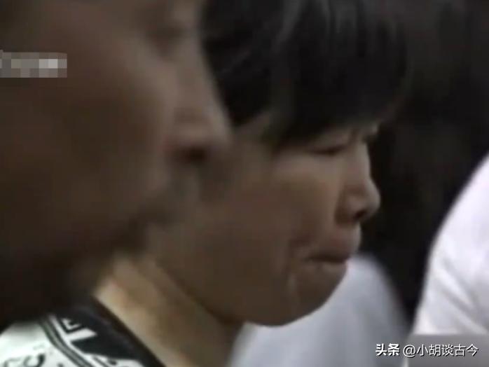 四川父亲忍痛拔掉儿子呼吸机,家人拔掉呼吸机视频