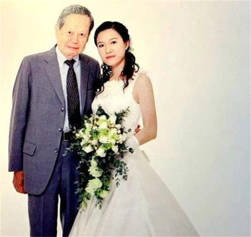 杨振宁82岁娶28岁娇妻现状,杨振宁82岁娶28岁娇妻模样
