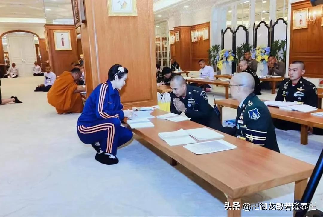 重磅！被雪藏半年之久的诗妃闪现，和国王身穿情侣装亮相