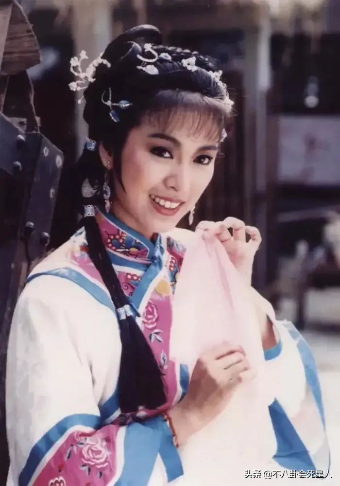 年过三十的女明星今昔对比图,今昔对比70后女星