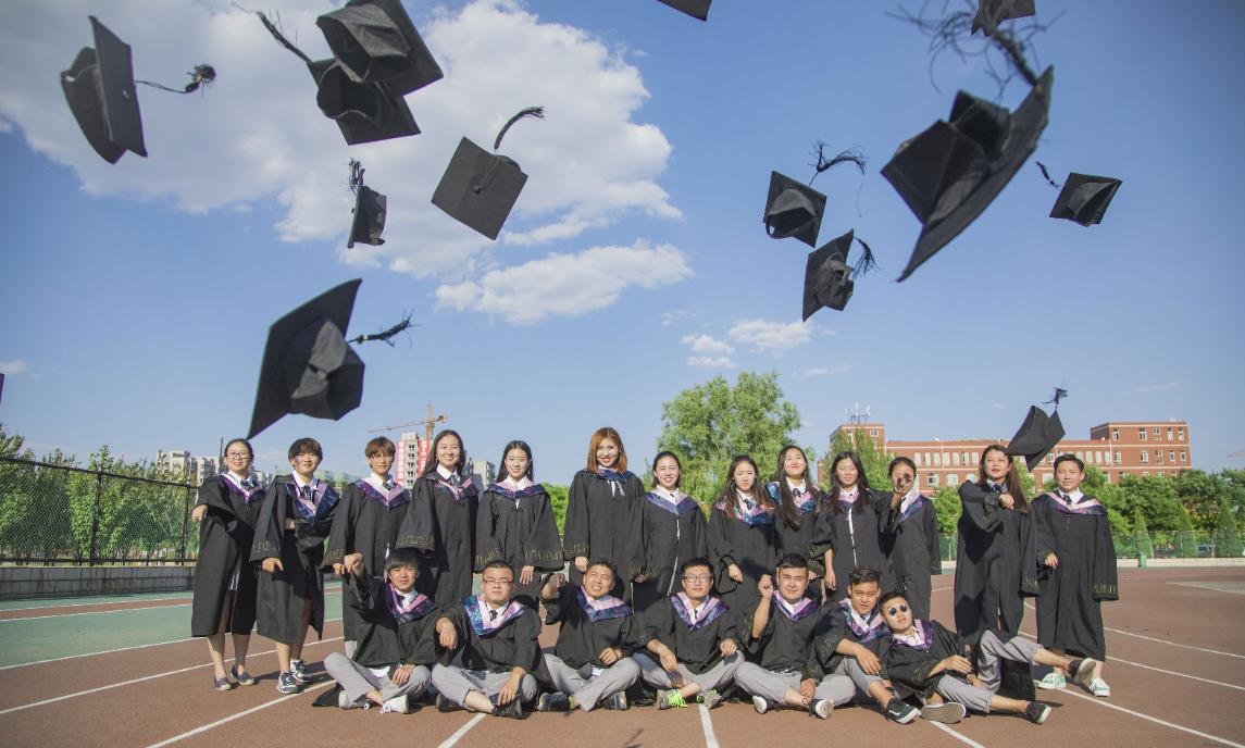 大专生毕业不配穿学士服吗,怎么看待专科穿学士服毕业