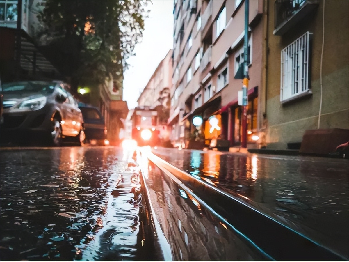 雨天跑高速注意事项,雨天雪天开车注意事项