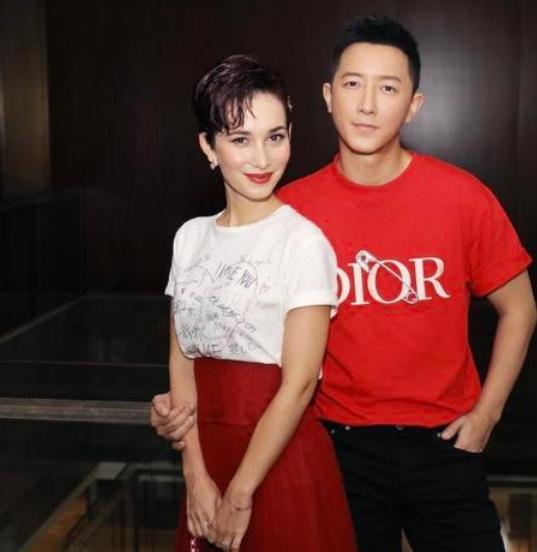 韩庚喜得五国混血宝宝，妻子亲吻其脸颊，女儿小手紧握爸爸显温馨