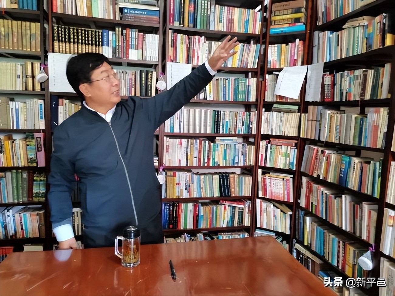 一个记者和小说家视频,一个记者采访一个农民的故事