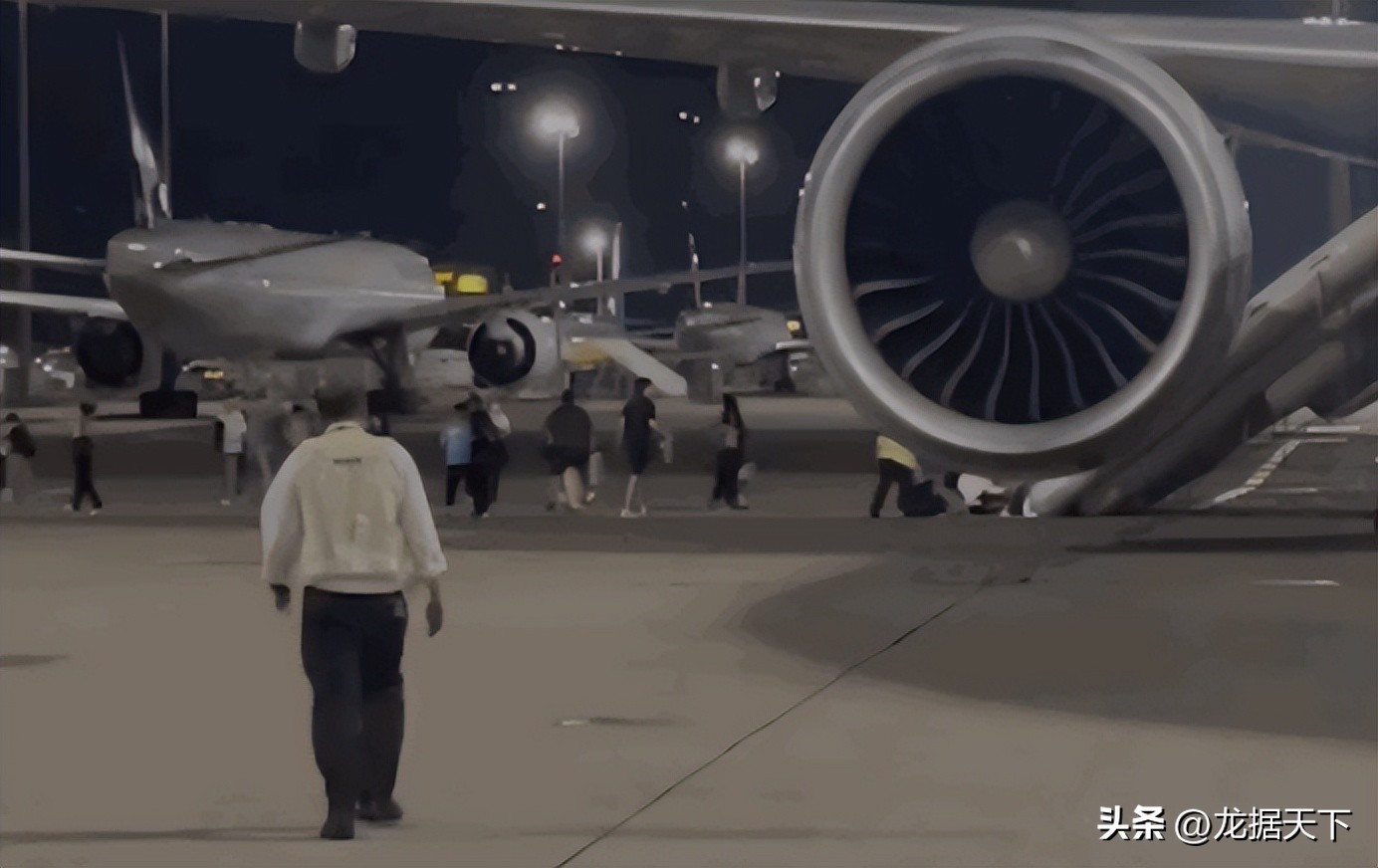 国泰航空780航班事故空地对话记录,国泰波音787客机香港起飞