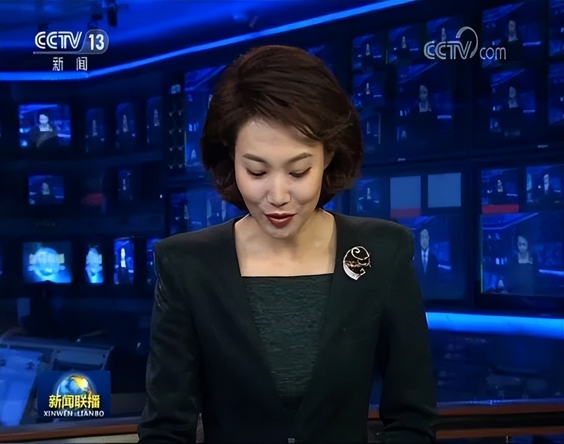 “*款贷**上班”20年，44岁仍单身，低头念稿又嘴瓢的她却收获全网好评