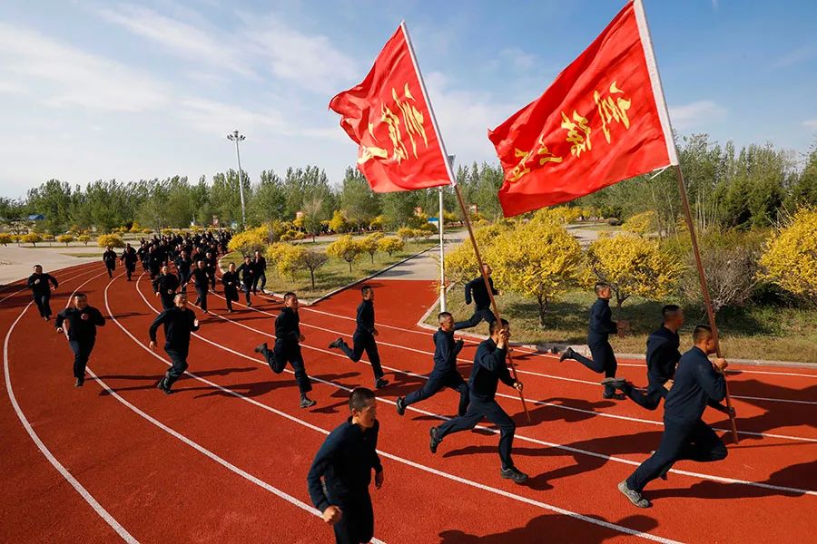 只有登山顶才能看到那边的风光,只有登上山顶才能看到那边风光