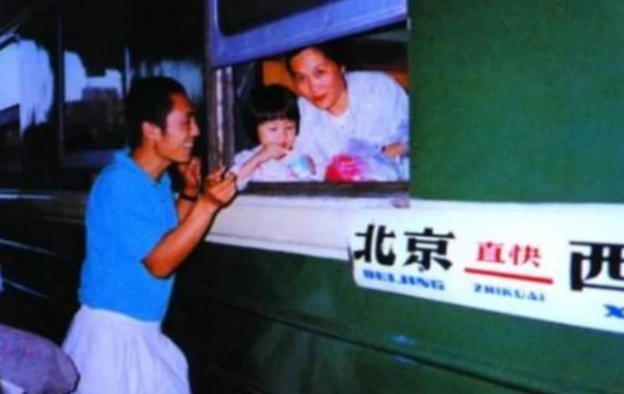 被亲爸张艺谋抛弃，公开点名巩俐毁她童年，张末都经历了什么？