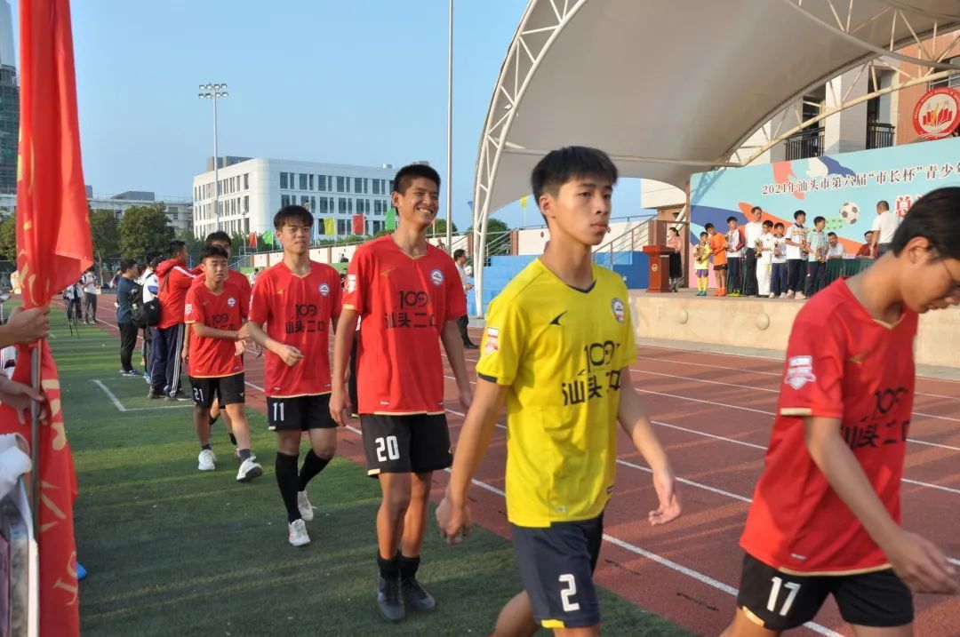 校园足球|汕头市第二中学黄鑫跃、郑铠敏：只有团队的赢才是赢