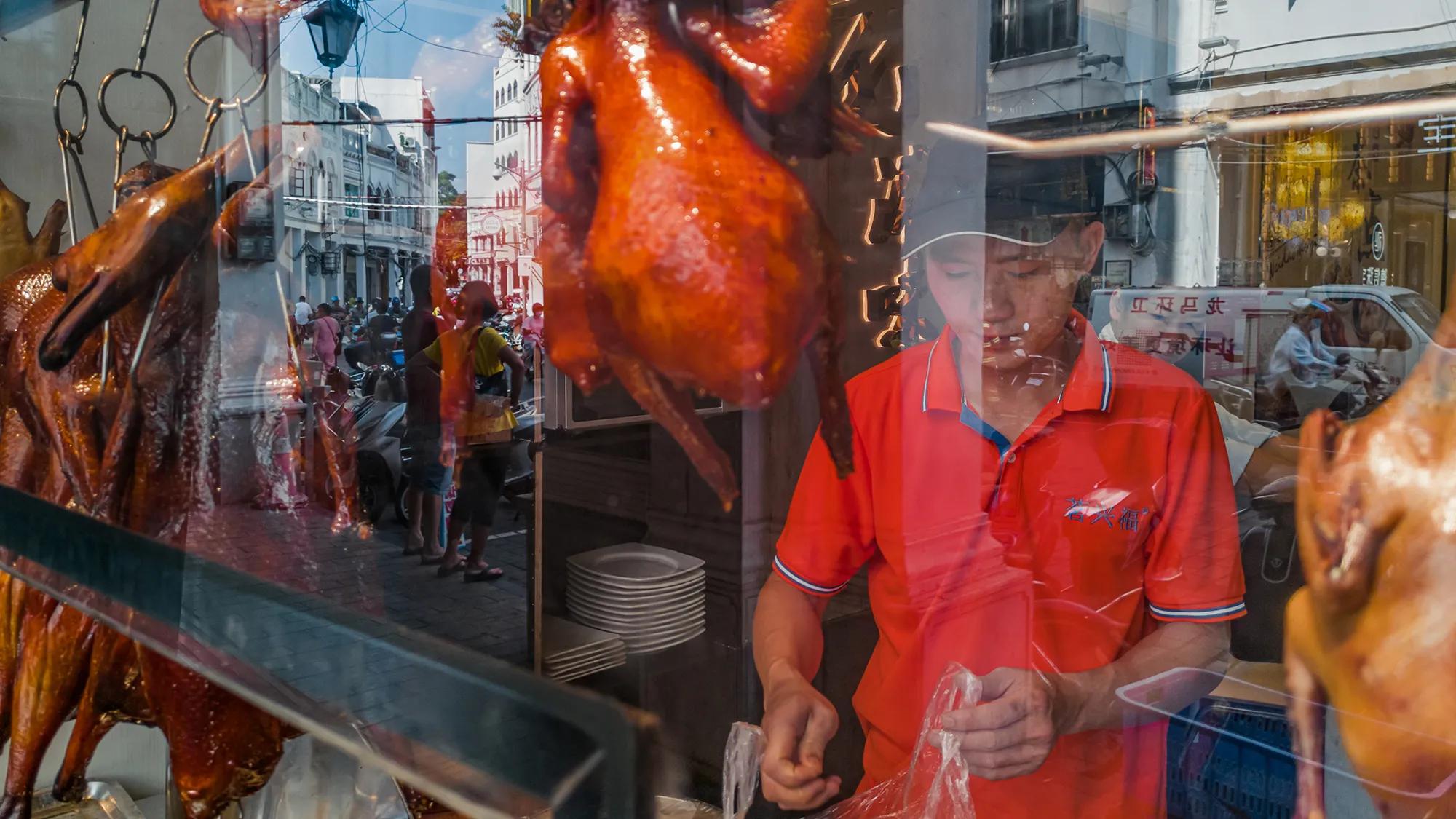 老巷的橱窗,橱窗里的街景