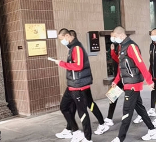 国足最新发型,国足发型黄毛