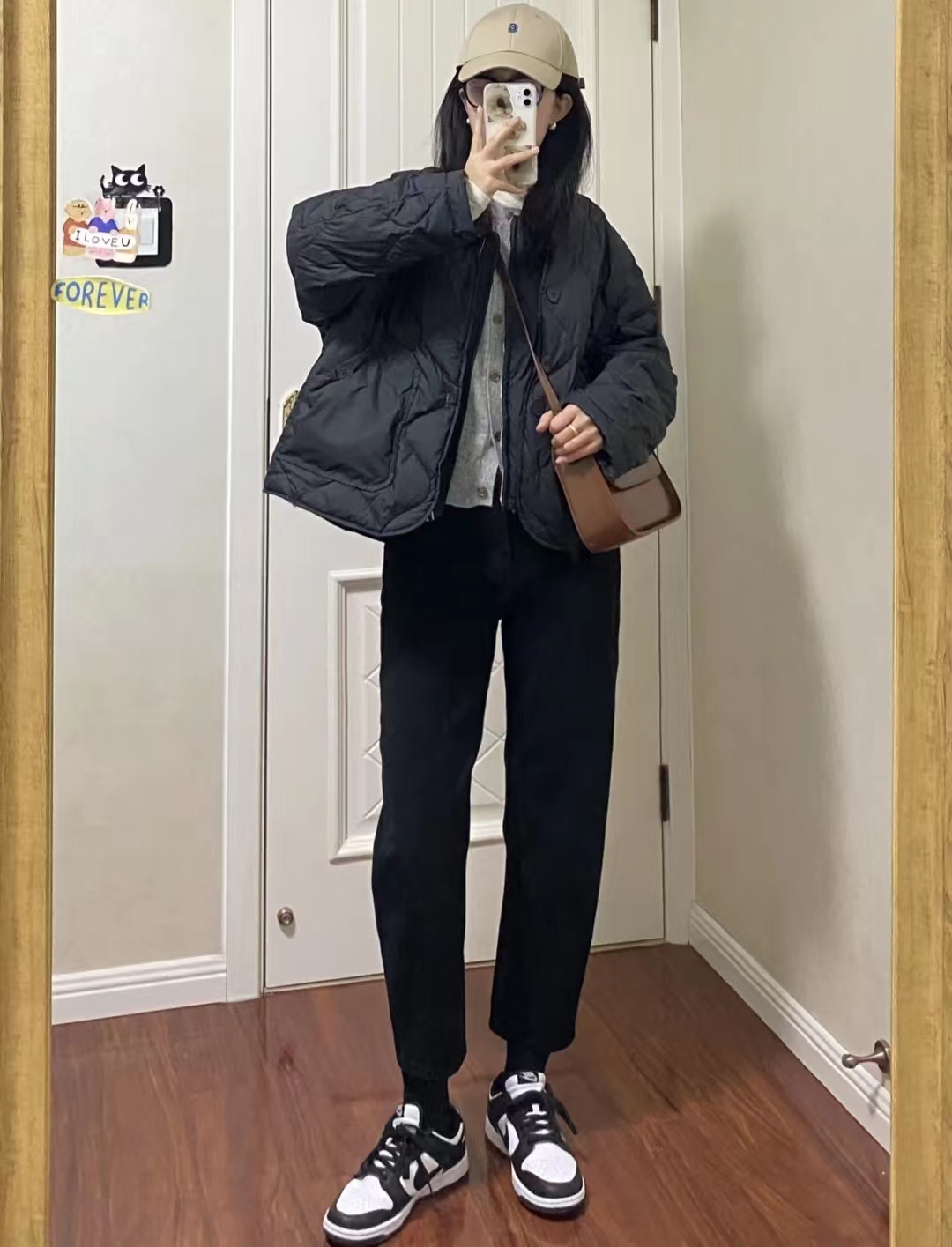 19冬羽绒服穿搭,韩款黑色羽绒服搭棕色长靴