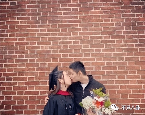 喜欢美女都不行？一张手机屏保引发的争吵......