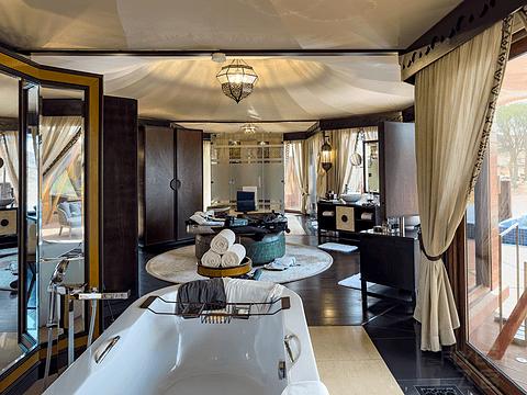 阿联酋丽思卡尔顿,阿联酋野奢帐篷