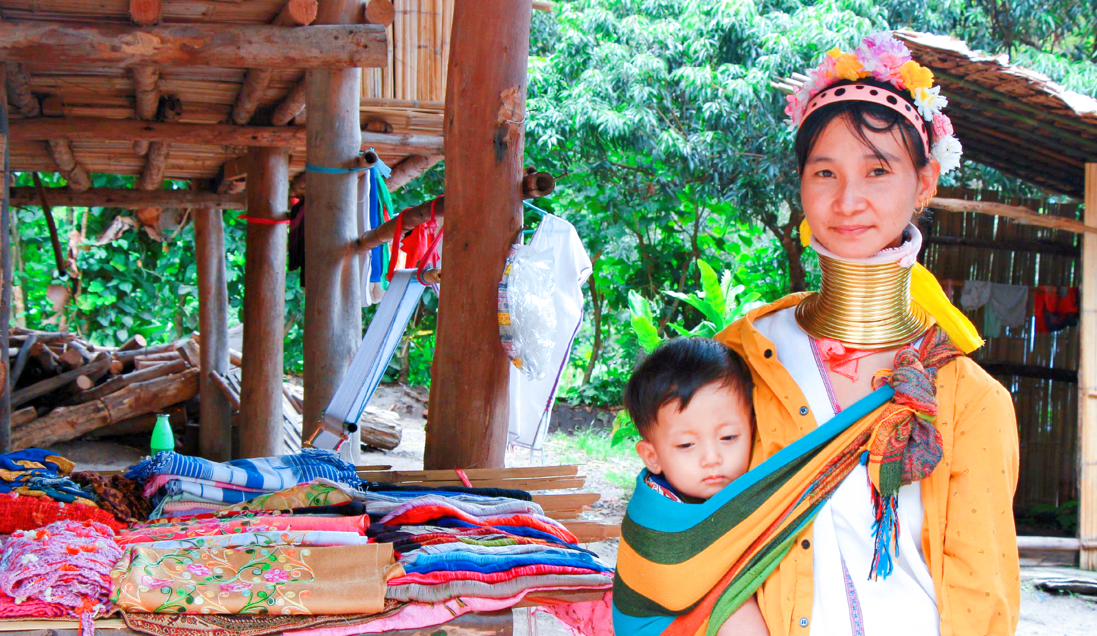 以脖子长为美的民族，脖子上戴满重铜环，一生只有3次机会取下