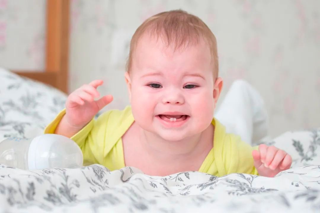 宝宝刚出生没有意识为什么会笑,宝宝出生2天了不哭闹正常吗
