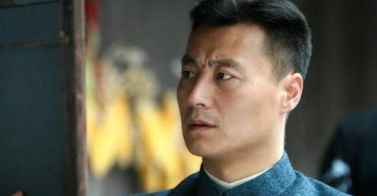 他9块钱娶了老婆住9平米的地下室7年,成名后也坚决不*妻换**