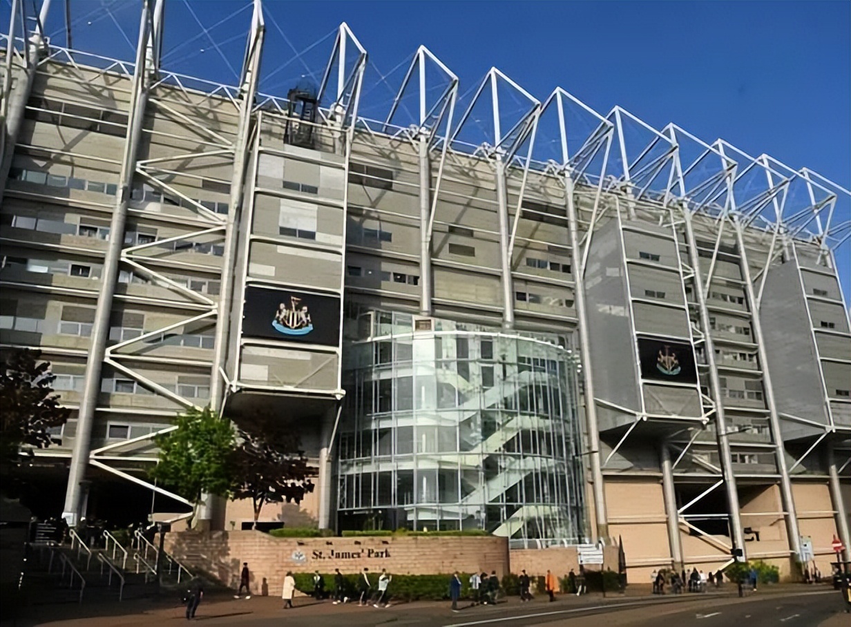 易主一周年，最富俱乐部的球迷分裂成了两派