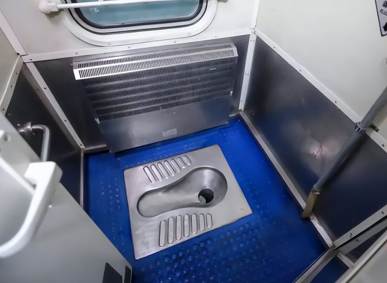 火车上的粪便是直接放到铁轨上吗,为什么火车上的粪便被排到铁轨上