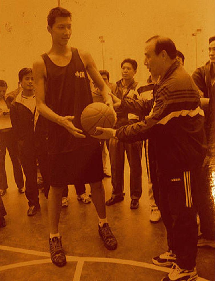 易建联娶老婆了吗,易建联身价上亿迎娶巴西宝贝