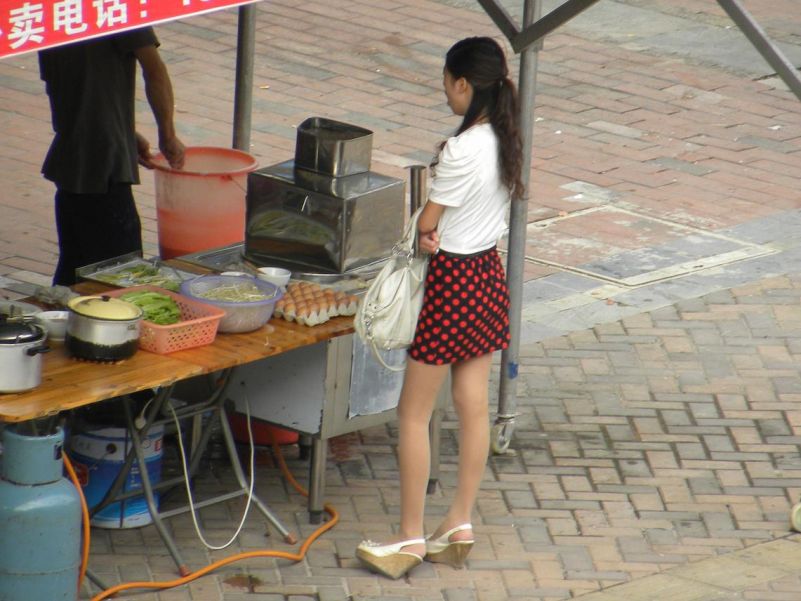 美少女在街边买肠粉，背影漂亮，让路人流连忘返！