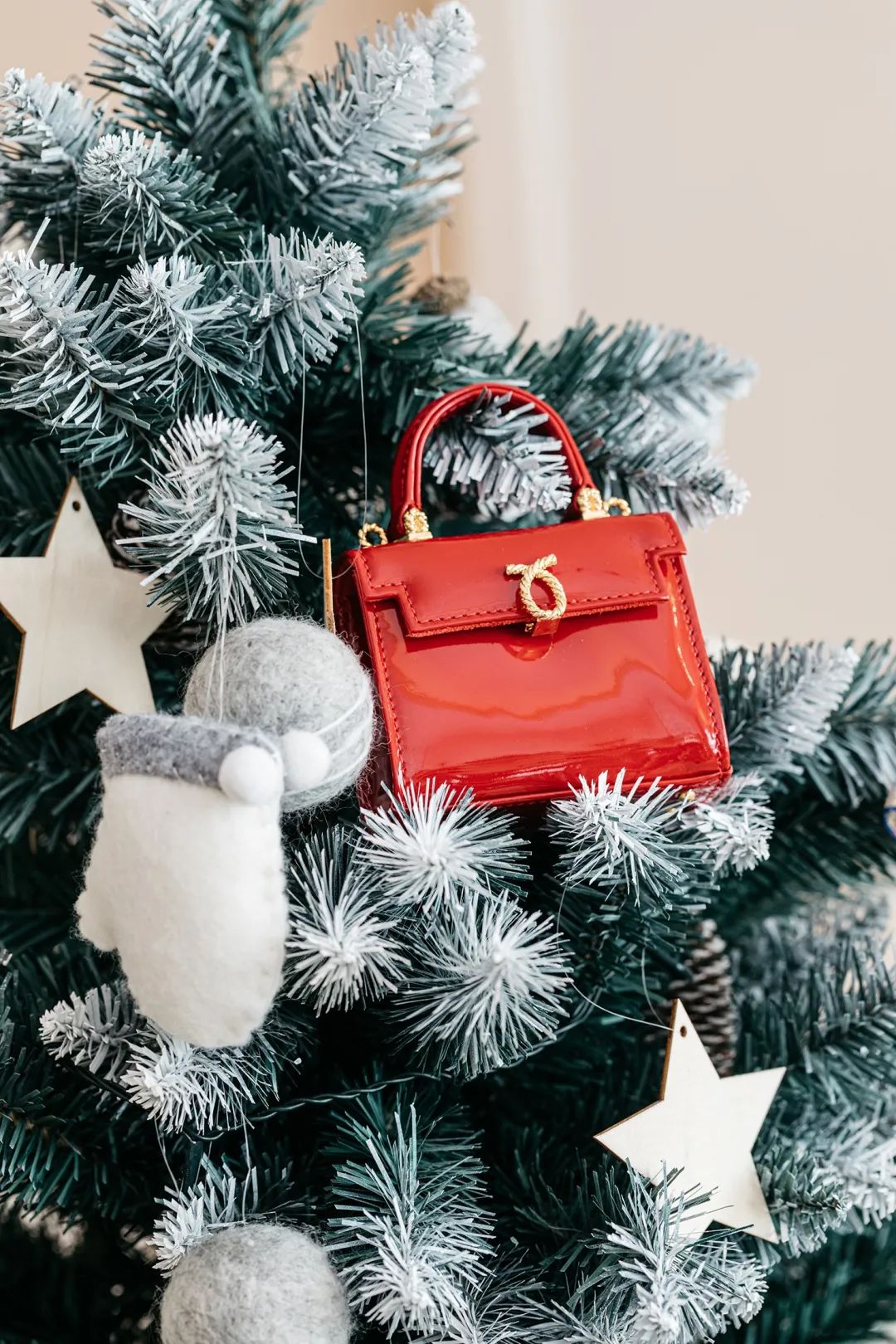 英国女王最喜欢的包包牌子,英国女王拿的包包价格