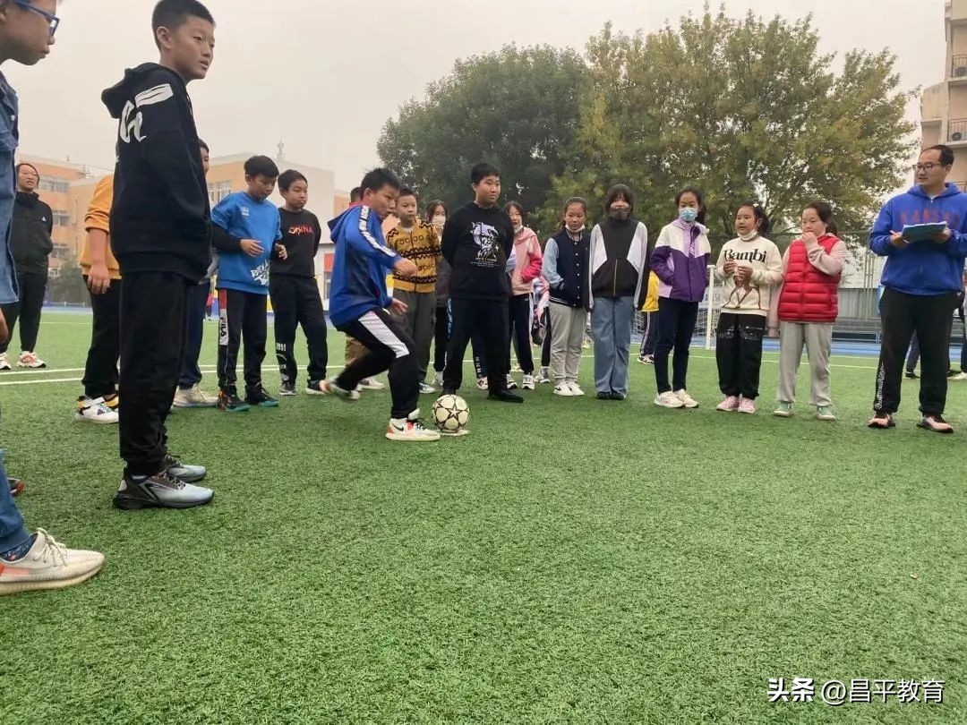 校园足球与世界杯,班里一共48人会踢足球的有22人