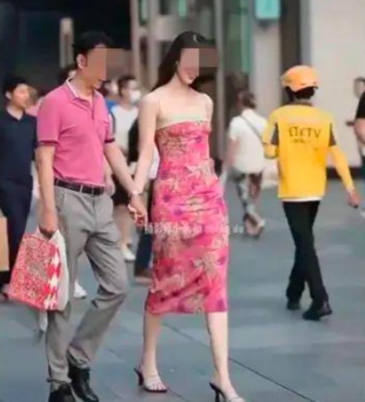 牵手门女子被曝曾做微商,曝牵手门女子曾做微商