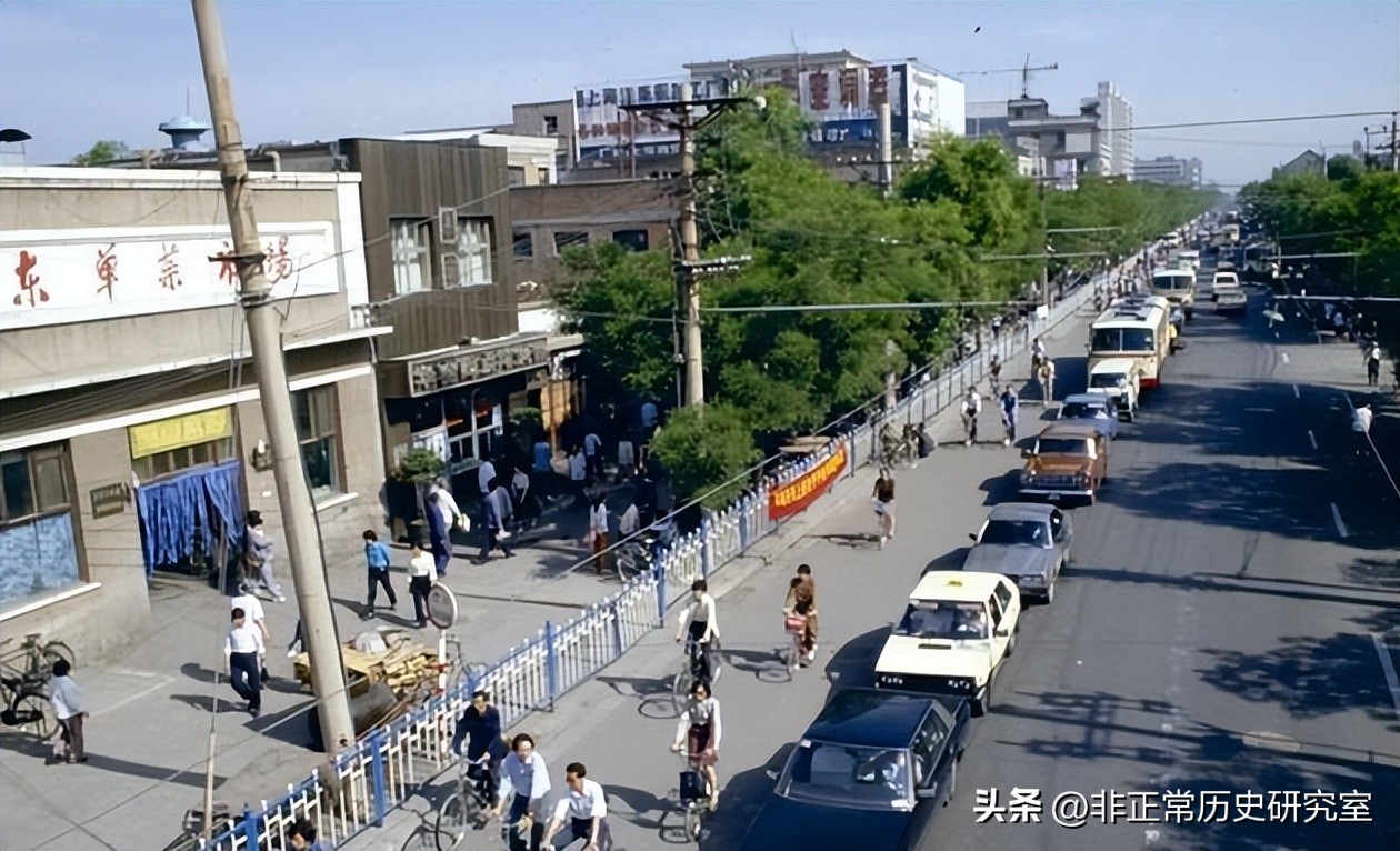 老照片：80年代的北京生活风貌，火车上供应茅台，牛肉一块八一斤