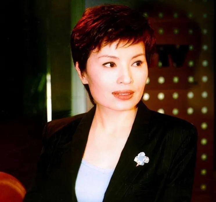 央视主持人李瑞英现在怎么样,央视新闻主播李瑞英个人简历