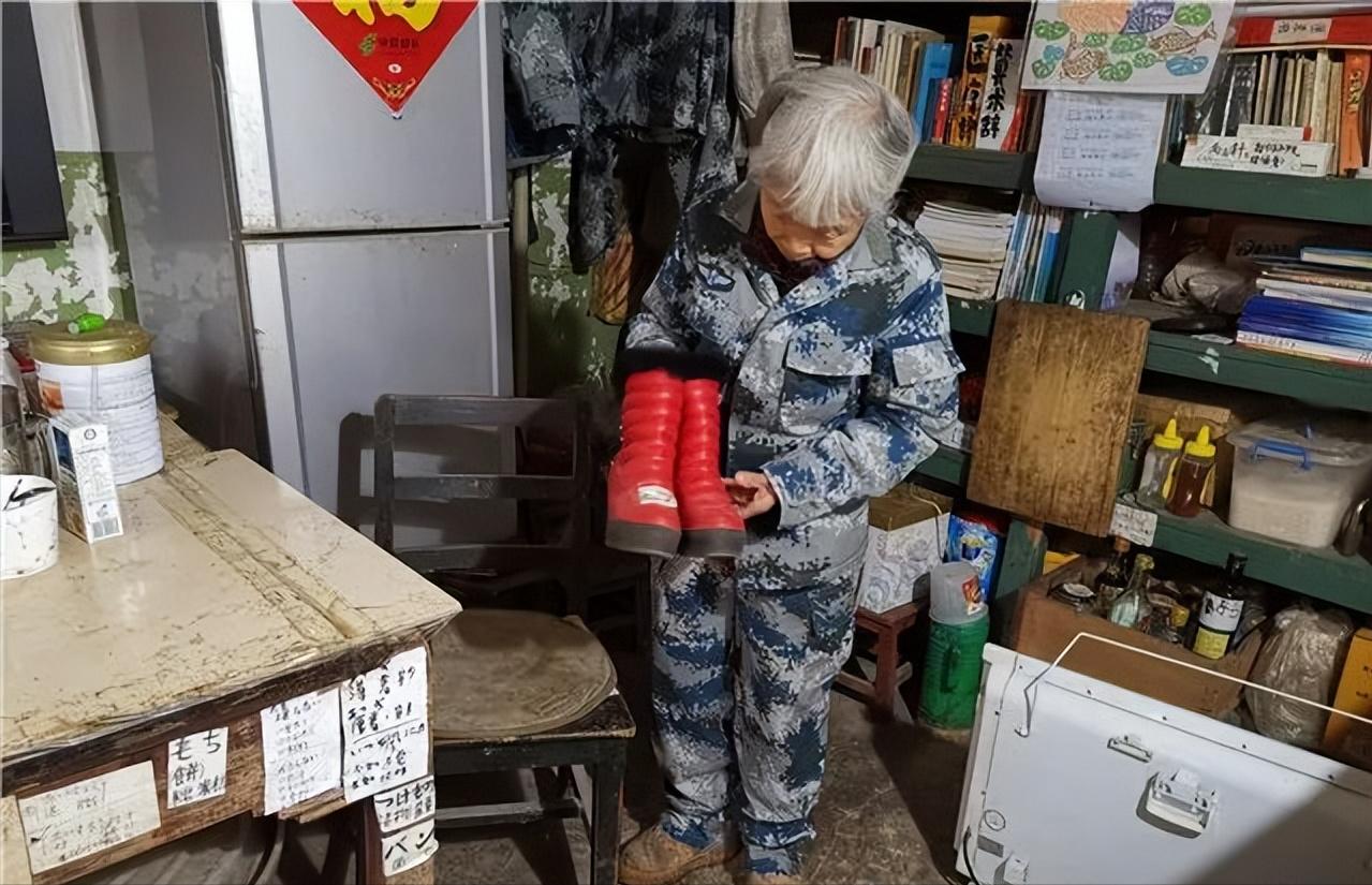 身穿15元鞋子老人向社会捐款1000万,老人穿15元鞋给家乡捐款1000万