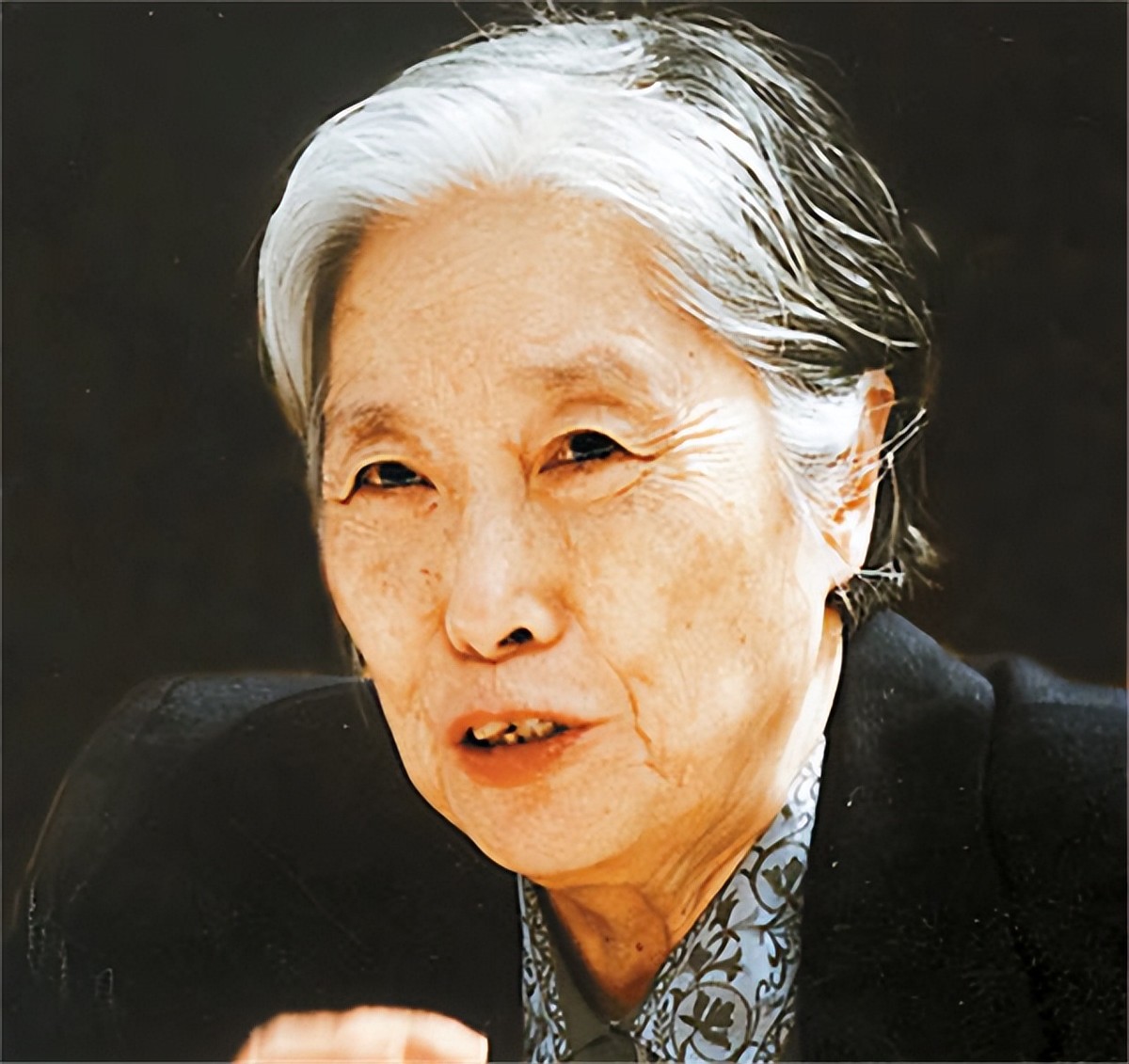 饰演伟人*少奇刘**的演员：王光美把*少奇刘**同志穿过的衣服送给了他