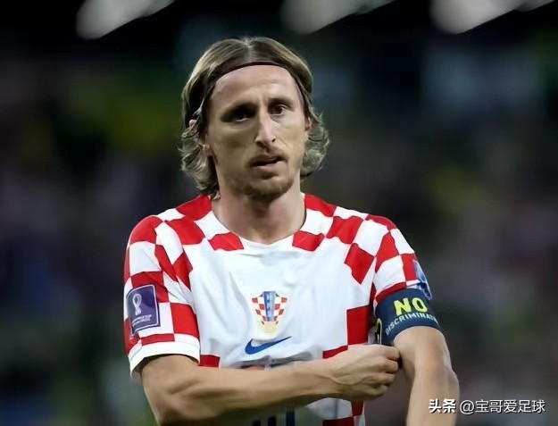 国际足联2022最佳阵容引争议，网友：这阵容前面进4个，后面漏8个