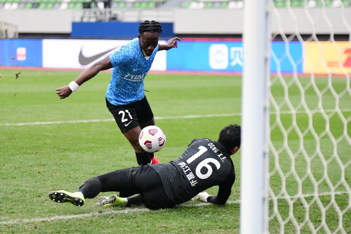 值得尊敬！保级大战上演逆转大戏，重庆队1-0战胜大连人