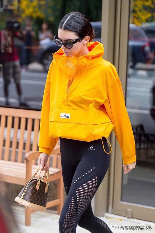 60岁的女人脸色偏黄穿啥颜色好看,黄黑皮女生多穿这3种颜色显气质