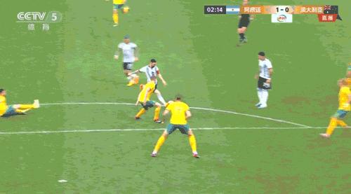 那个闯入球场拥抱梅西的男孩,那个冲进球场的男孩现在怎么样了