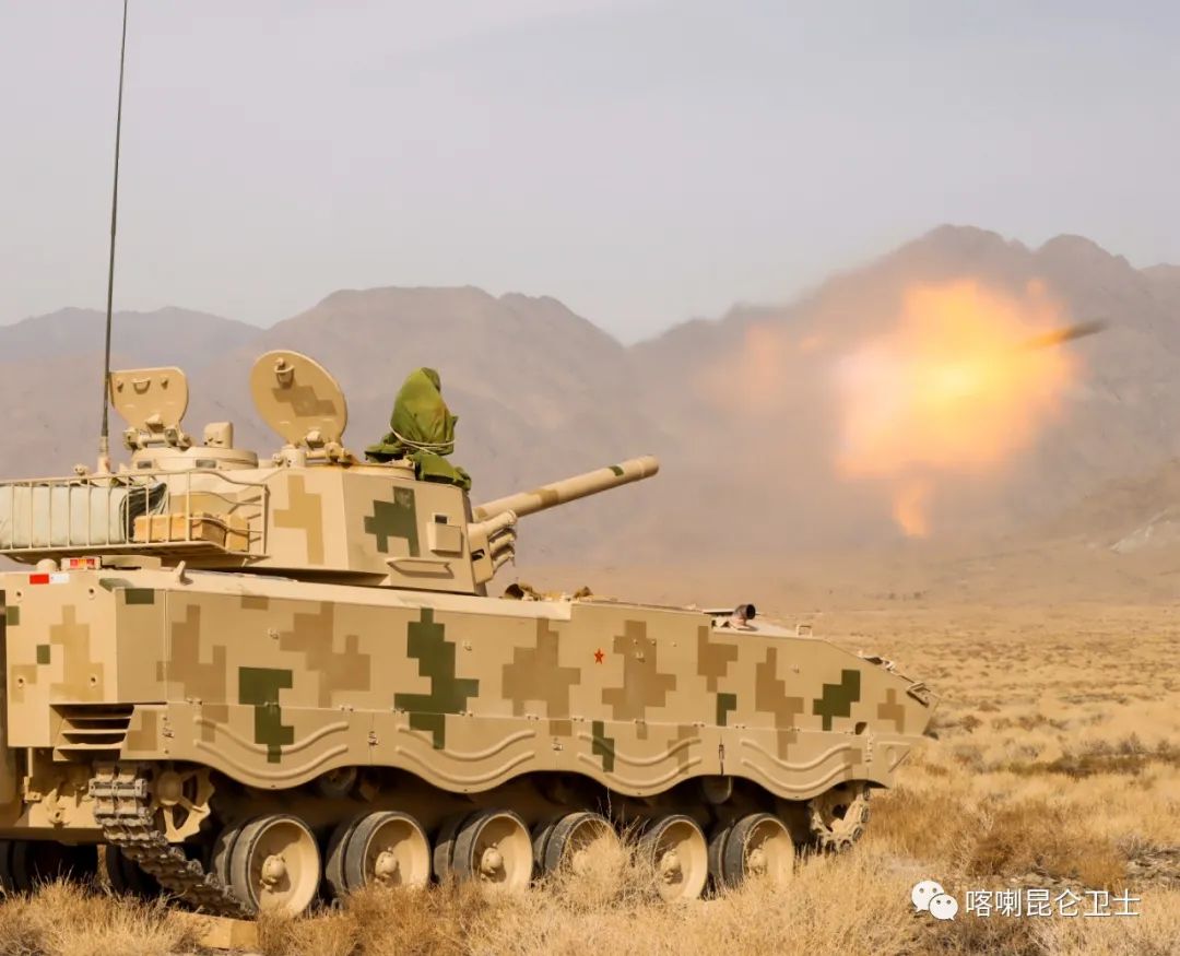 新疆军区高原实弹射击训练,部队新兵首次实弹射击