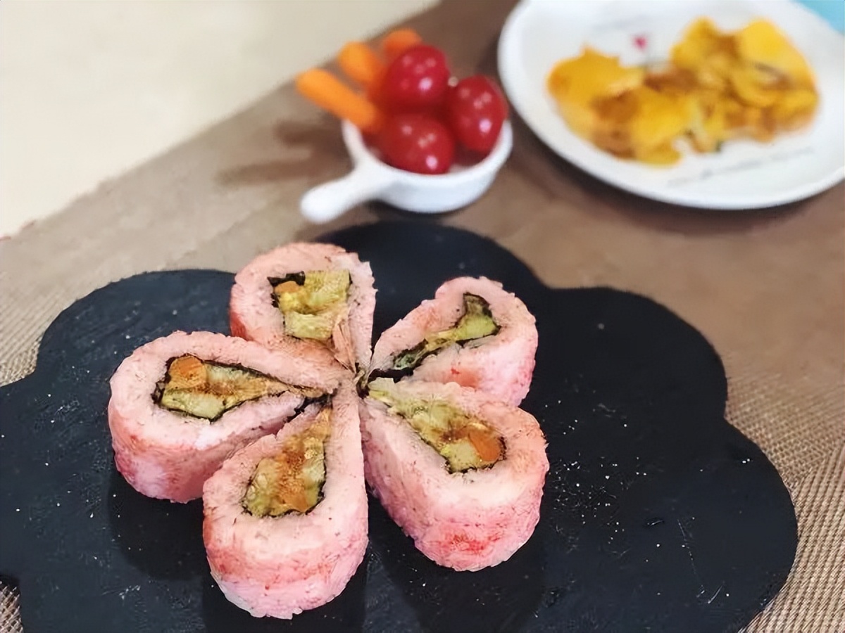 跟着直播学做寿司，小雪靠摆摊逆袭成了“芳龄小富婆”