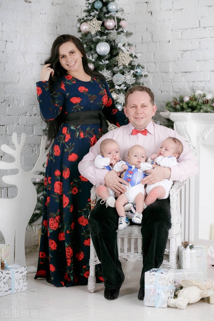 女子嫁了不爱自己的老公，生了三胞胎，看他们踢足球是最幸福的事