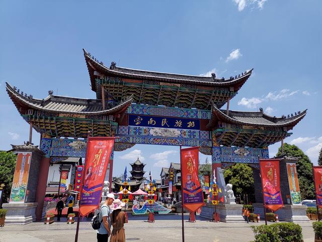 昆明附近有什么好玩的地方一日游,开车去昆明沿途有什么好玩的地方