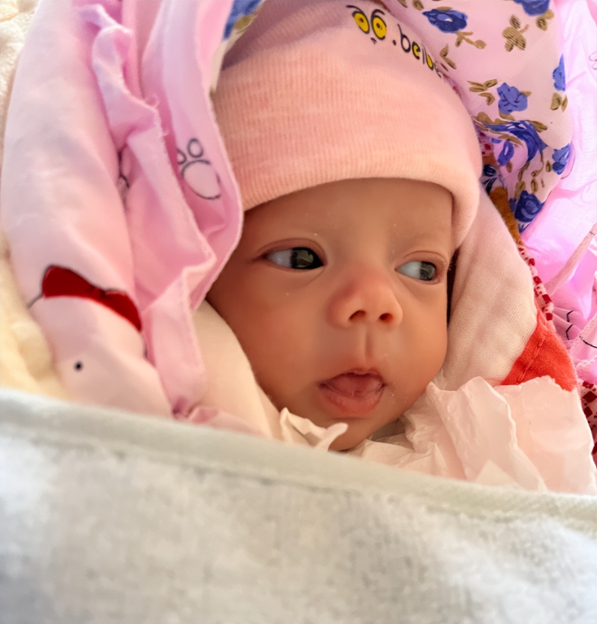 刚出生的宝宝睡觉缺乏安全感爱哭,新出生的婴儿睡觉怎么才有安全感