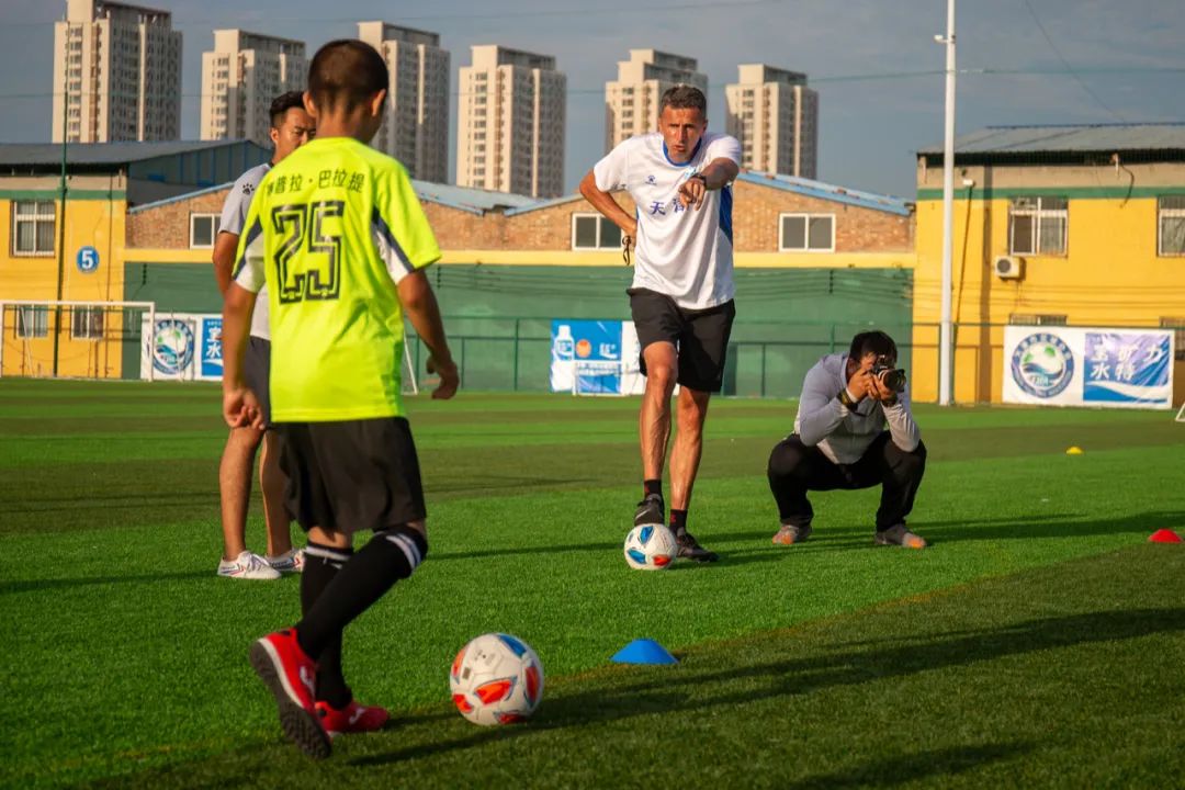 “十城带百县”助力乡村振兴|*疆新**和田足球小巴郎感受天津足协外教训练指导现场观战津超赛事