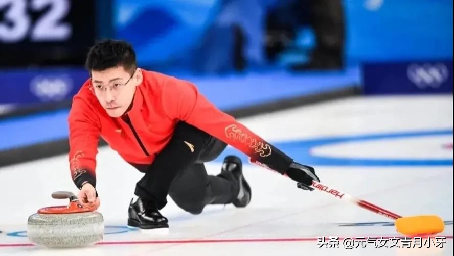 论足球运动员的身材有多紧实,男足腹肌和女足腹肌