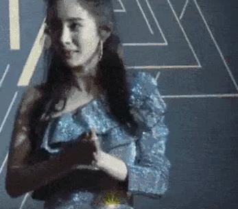 明星红毯假摔事件,明星红毯假摔倒抢镜