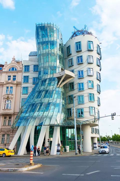 解构主义弗兰克盖里,美国建筑师弗兰克盖里的建筑风格