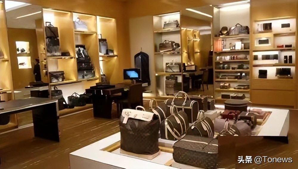 当你年薪五万的时候买lv都很正常,年薪300万算高吗