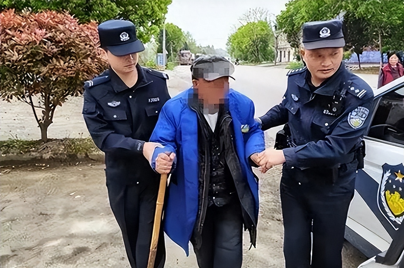 广西两男两女山坡*战野**被多人围观，78岁大爷被捕后：我在锻炼身体