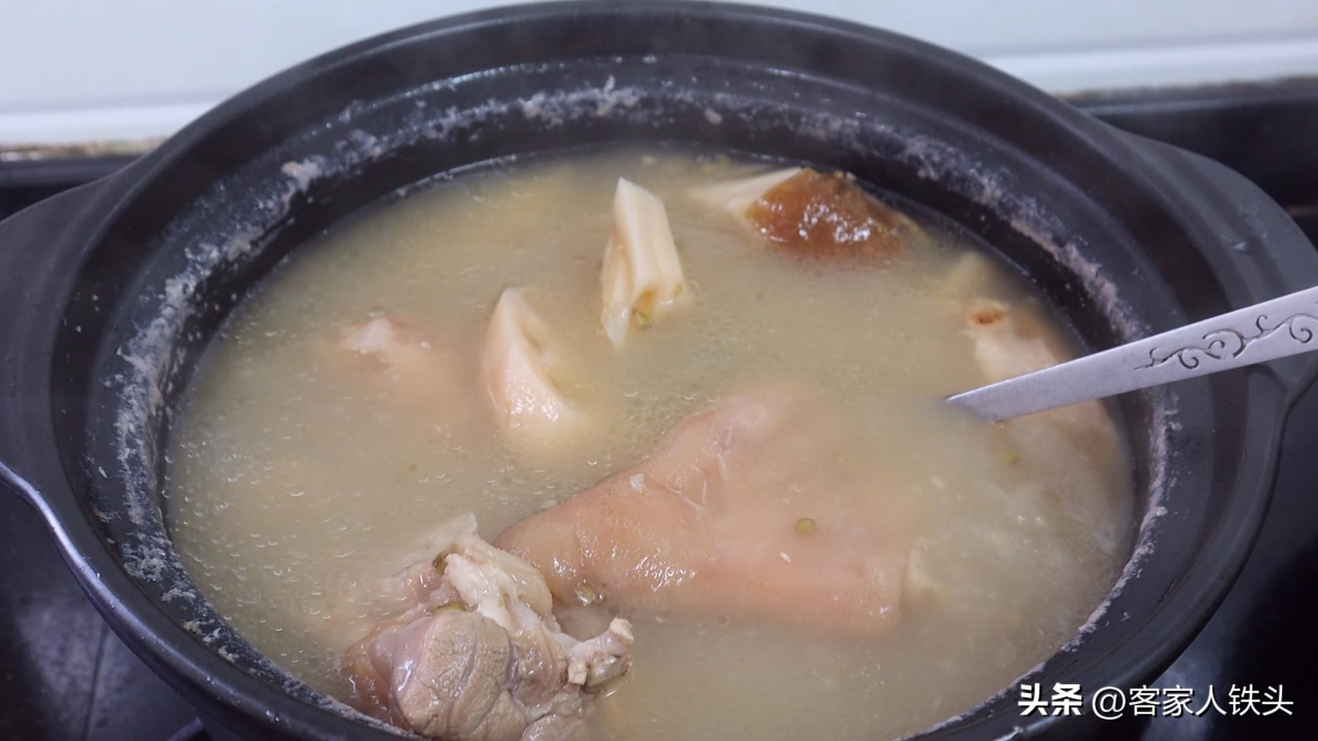 广东靓汤来了健脾开胃的莲藕汤,排骨莲藕汤大冷天必喝的一锅热汤