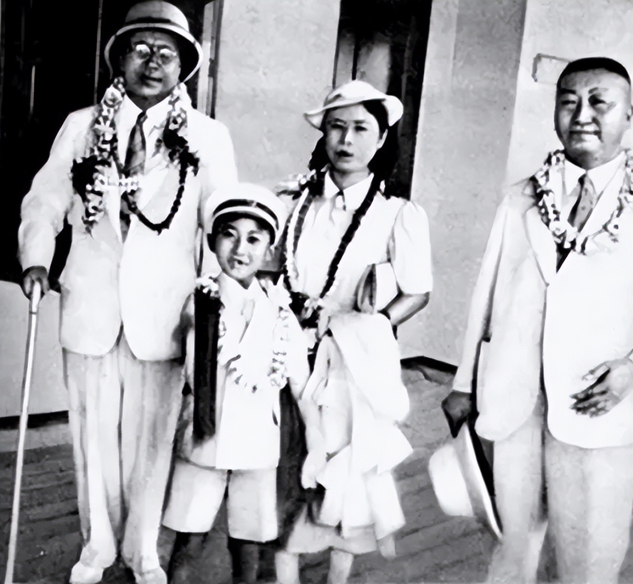 1949年，杨虎城死后3个月发现遗体，长子杨拯民扶柩，安葬在西安