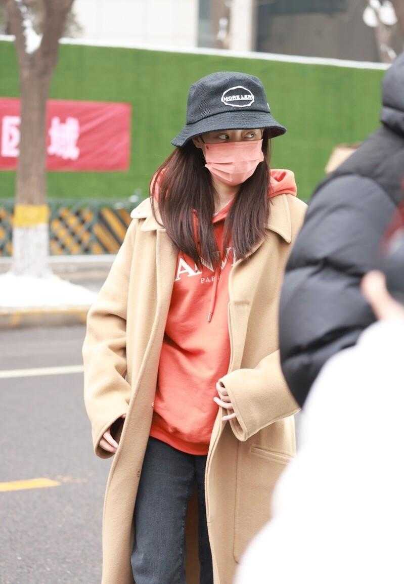 张小斐同款大衣穿搭,张小斐同款丝绒大衣搭配